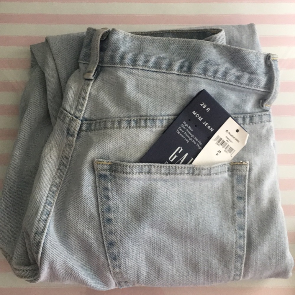 GAP MoM Jeans new with tags size 28! Light wash